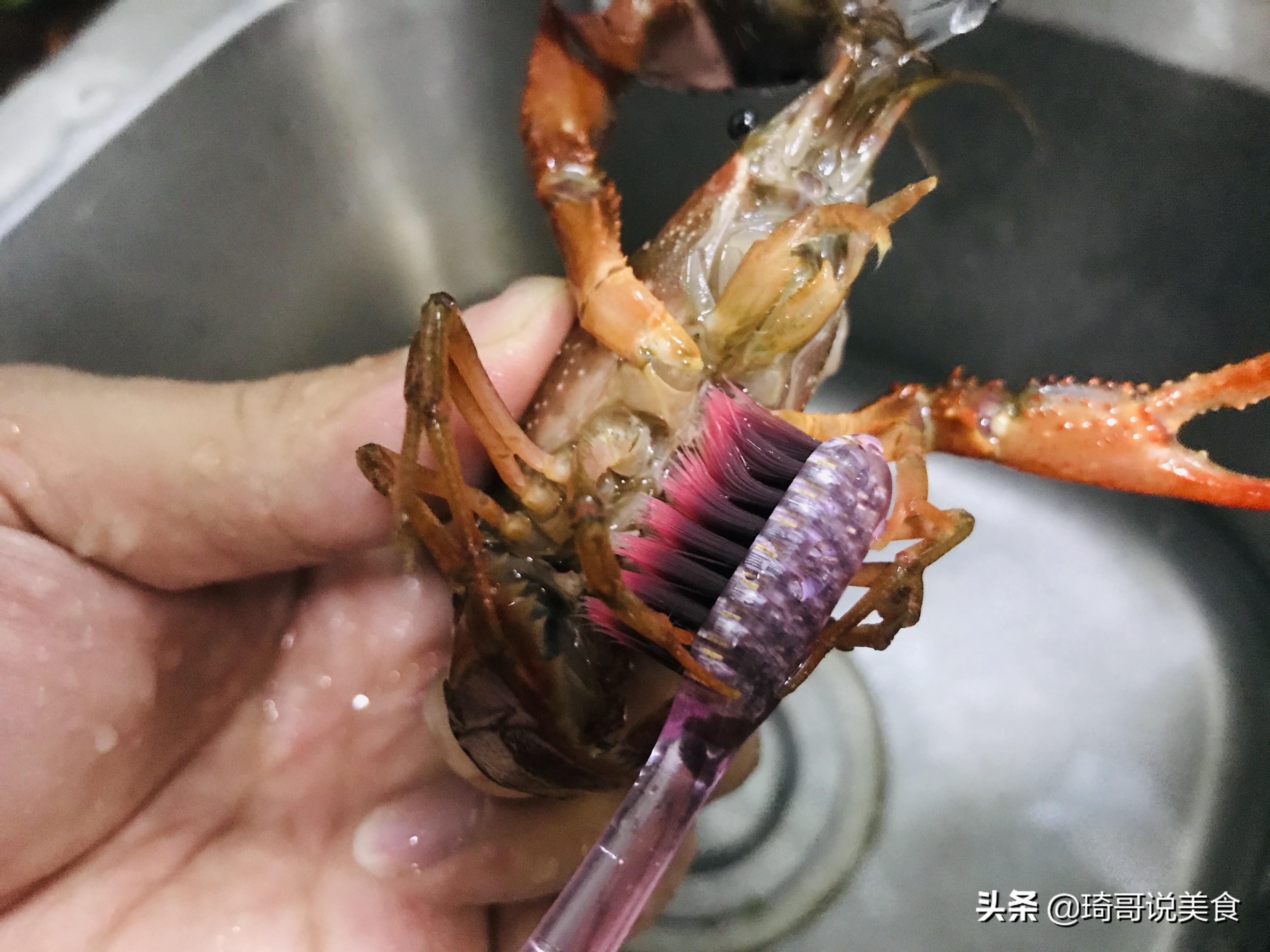 小龙虾正确吃法图解示范，小龙虾哪里不能吃