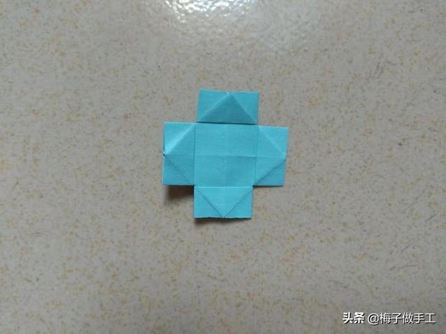 省空间的裤子折法，折裤子最省空间的折法（衣服和裤子怎么折最简单）