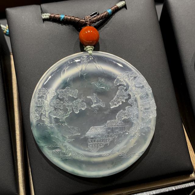 玉会越戴越透吗，为什么玉会越带越透（翡翠会越戴越透，这是错觉吗）