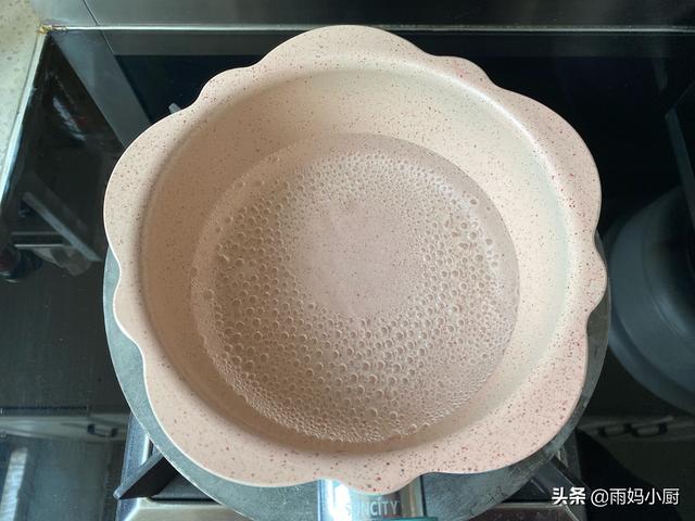 艾草青团怎么做会绿，艾青团子怎么做才绿（试试这样做个个碧绿不发黑）