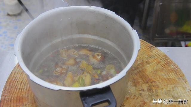 分享家乡一道红烧猪脚方法，过年待客来盘红烧猪蹄