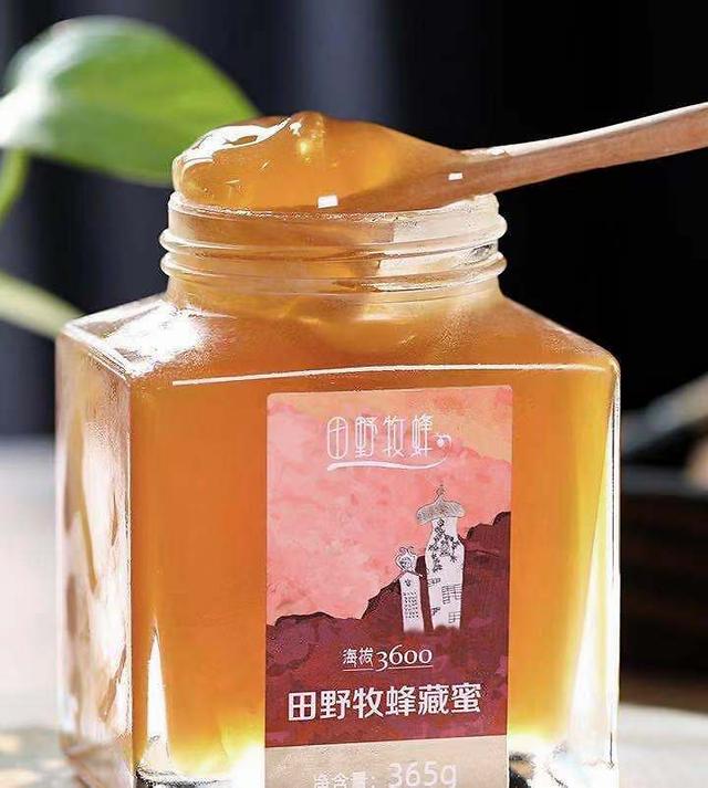 一天喝蜂蜜水最佳时间，一天喝多少蜂蜜水最好（早上和晚上喝蜂蜜水哪个更好）