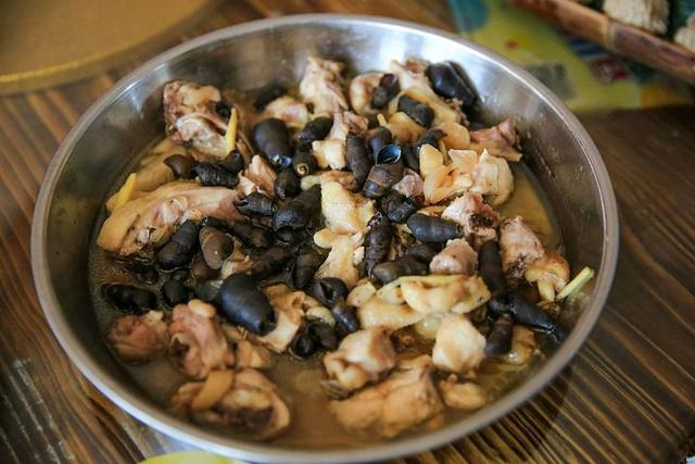 坑螺煲鸡放什么材料，坑螺蒸鸡的做法大全（南方人夏季经常吃的美味）