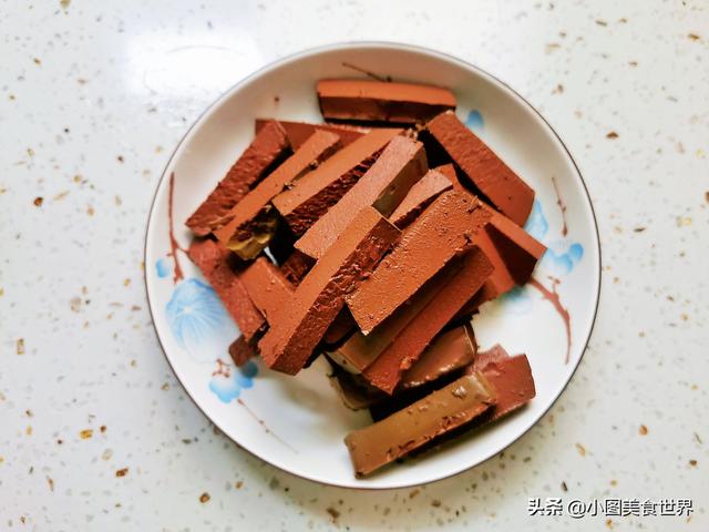 香辣鸭血的做法介绍，辣鸭血做法（简单的香辣鸭血成菜后香辣鲜香）