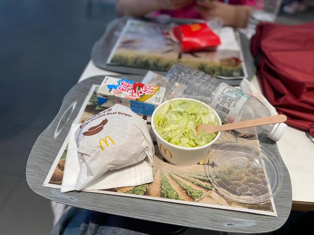 KFC脆皮甜筒怎么做，肯德基甜筒是什么做的（肯德基\u0026麦当劳谁更刚）