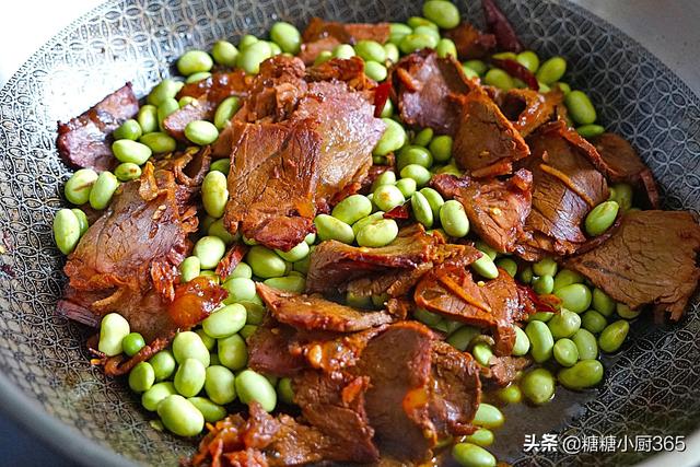 隔山肉焖毛豆的做法，毛豆排骨焖饭（这菜再贵也要常给孩子吃）