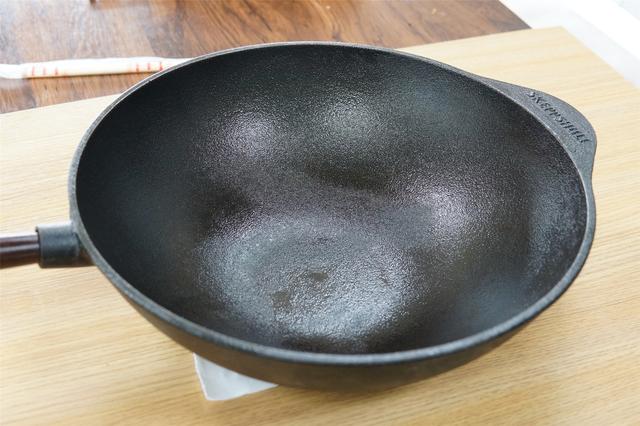 怎么给新买的铁锅开锅，如何给新买的铁锅开锅（教你\