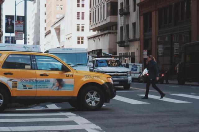 俗人自嘲的句子，俗人自嘲的句子图片（愚者嘲他人，智者善自嘲）