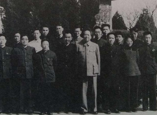 虚心使人进步骄傲使人落后的意思，虚心使人进步骄傲使人落后的意思是什么（骄傲使人落后”的名言出自他手）