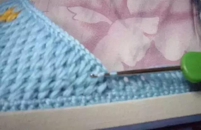 怎么钩毛线拖鞋，学钩毛线拖鞋视频教程（钩针编织的蝴蝶图案的棉拖鞋）