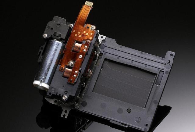 光圈大小的区别，光圈大小的区别1.8和2.0哪个大（认识光圈、快门、感光度）