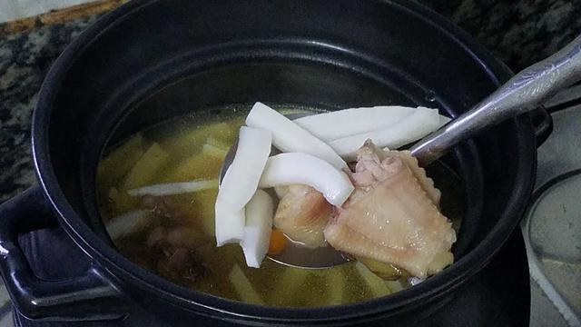 椰子煲鸡汤的做法，椰子煲鸡汤的美味做法（很多人都没喝过的一道靓汤）