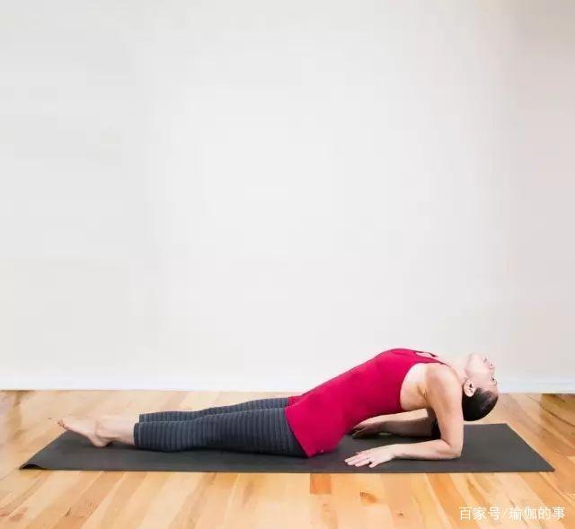 在床上可以做的瑜伽有哪些，在床上可以做的瑜伽有哪些运动（适合在床上做的9个瑜伽体式）