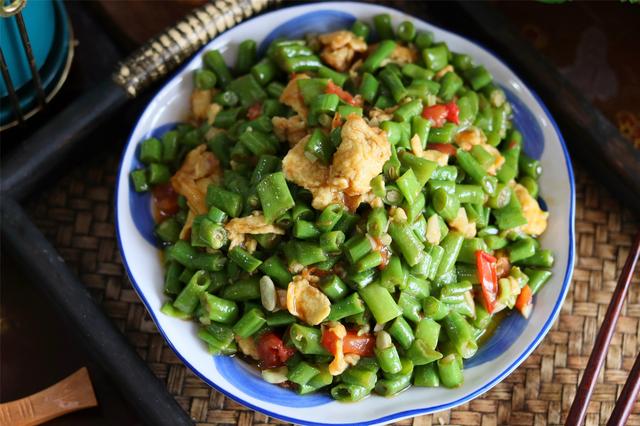 芸豆怎么炒好吃，扁芸豆怎么炒好吃（奶奶教的老式炒豆角方法）