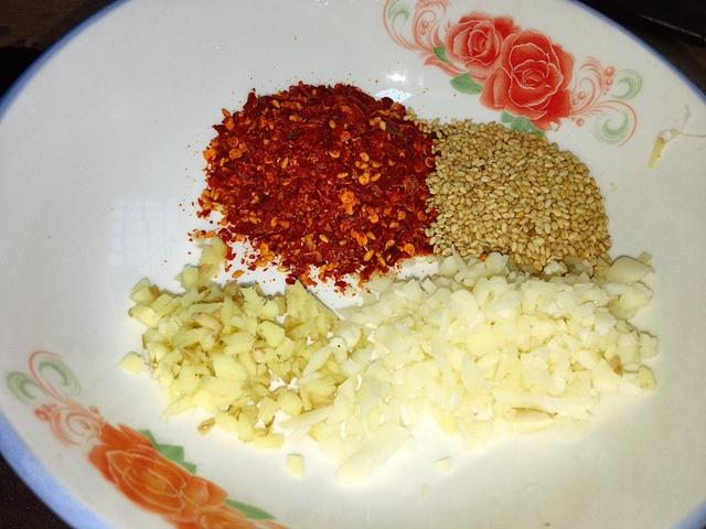 麻辣鸡腿的做法，麻辣鸡爪的制作方法和配料（鸡腿做成“麻辣鸡丝”）