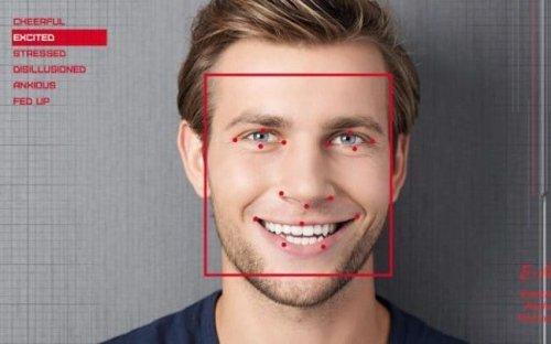 真人比镜子里的丑吗，人真的比镜子里丑吗（心理学解释你不上镜的原因）