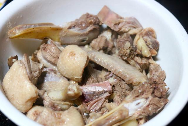 竹荪老鸭汤的做法家常窍门，汤汁浓郁味道鲜