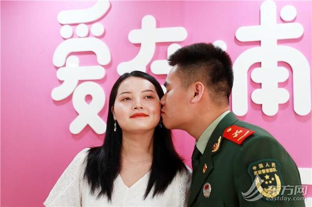 敬礼是左手还是右手，升国旗敬礼是左手还是右手（沪上新人以爱的名义与国同庆）