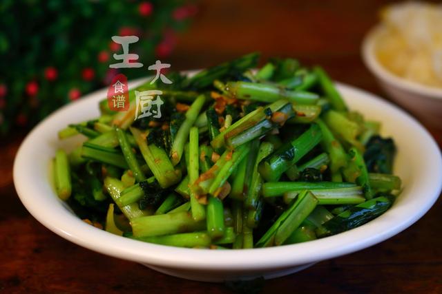 苔菜怎么做好吃，菜苔怎么炒好吃家常做法（过年炒一份清口解腻的蒜蓉苔菜）