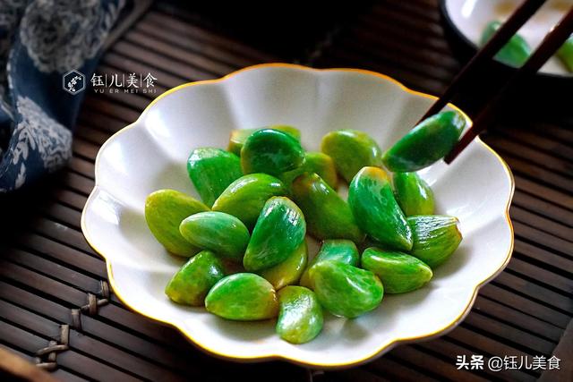 腌腊八蒜的正确方法盐比例，只要2天就能腌出漂亮翡翠色