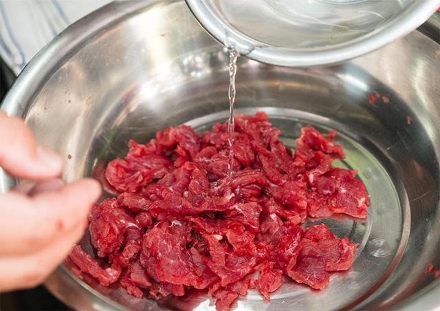 怎样腌制嫩牛肉片，腌制牛肉怎么做才鲜嫩（大厨一招就把牛肉变得又嫩又滑）