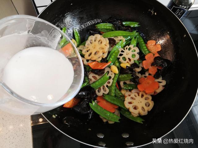 怎样把胡萝卜切成花朵形状，胡萝卜切花片的方法（炒了盘蔬菜上桌就光盘）