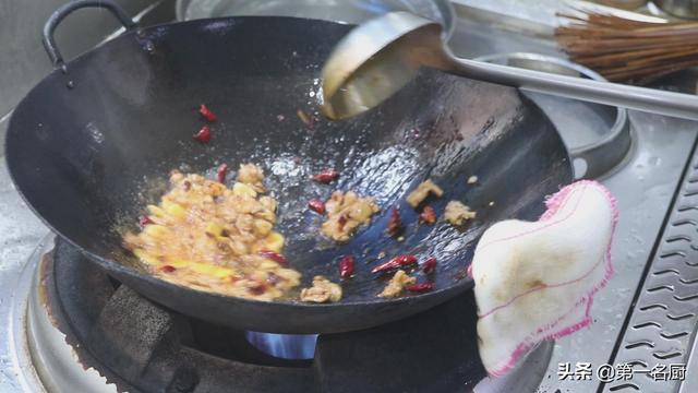 干锅杏鲍菇的做法，干锅杏鲍菇的家常做法（大厨教你做干锅杏鲍菇）