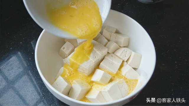 豆腐加鸡蛋做法，豆腐加鸡蛋做法图片（豆腐中打入2个鸡蛋）