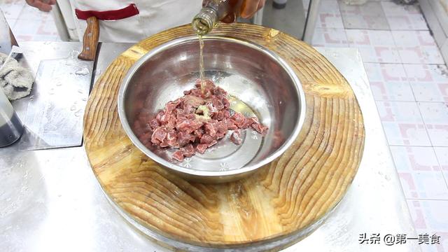 小炒牛肉的做法，小炒牛肉的做法教学视频（厨师长分享饭店私房菜做法）