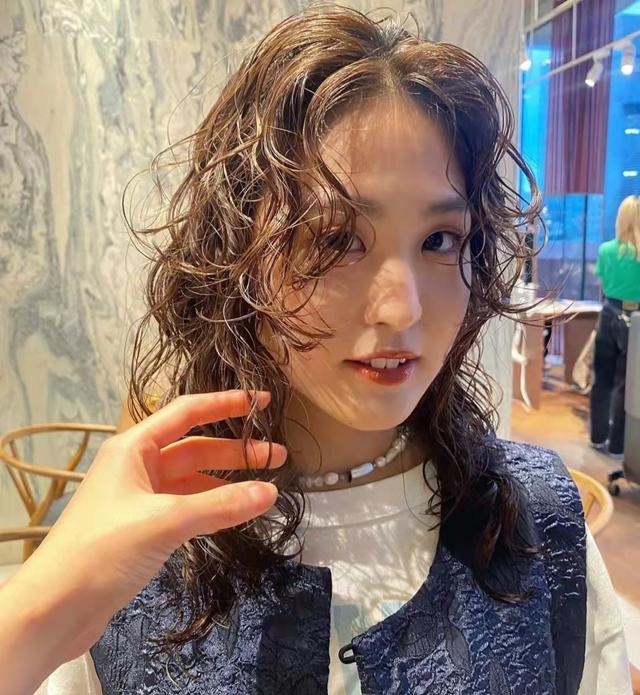 好看又自然的中长卷发，这种烫法才是真正的免打理