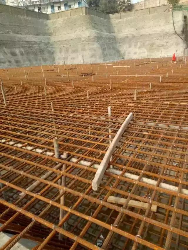 钢筋的横筋纵筋是怎么区分的啊，钢筋的横筋和纵筋怎么看（钢筋现场绑扎细节详解）