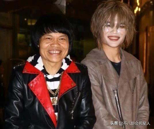 赌神龙五，儿子留长发化浓妆太夸张（赌神龙五扮演者图片）