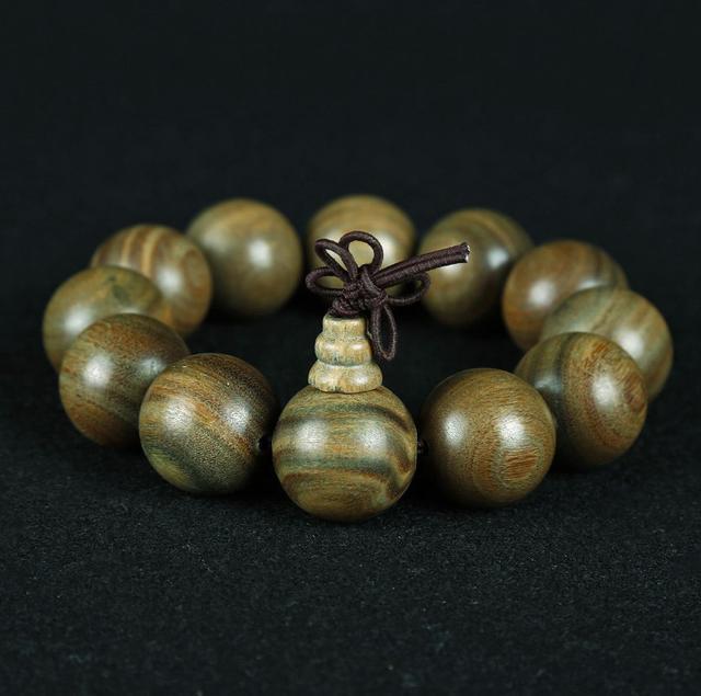 黄花梨木和绿檀木哪个好，黄花梨木和绿檀木哪个好些（绿檀手串为何有这么多人喜欢）