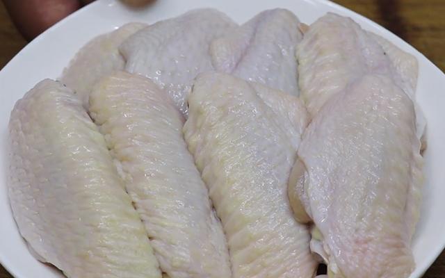 蒜蓉鸡翅的做法，盐焗鸡翅的制作方法和配料（蒜香脆皮鸡翅的做法）