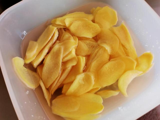 姜汁红糖水的做法，姜汁红糖水如何做（自己做的姜片糖）