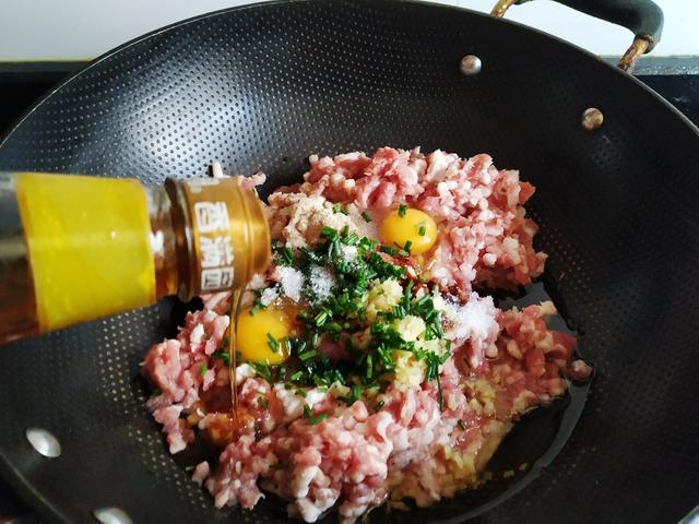 荠菜猪肉馅馄饨怎么调好吃，在我们家，但凡想不出要吃什么