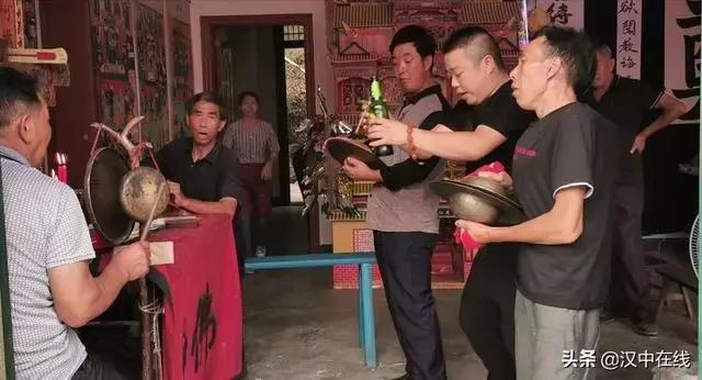 七字孝歌歌词，七字孝歌歌词关四门（汉中这首孝歌，你听过吗）