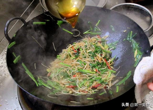 粉丝炒韭菜怎么炒，粉丝炒韭菜怎么炒好吃窍门（厨师长分享家常韭菜炒粉丝做法）