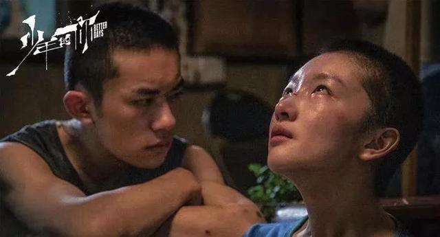 女学生打架下跪塞黄瓜，不用化妆品让皮肤变白的方法学生（关于校园暴力的严重程度）