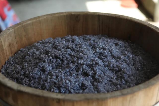 可乐能不能泡在米饭里一块吃，可乐可以泡米饭吗（却喜欢用可乐瓶盛的乌米汁来做饭）