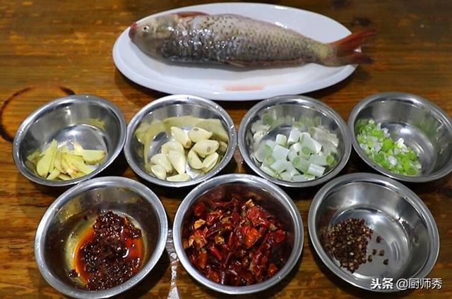 鯉魚怎麼做好吃,鯉魚怎麼做好吃又簡單家常的視頻(鯉魚最簡單美味做法