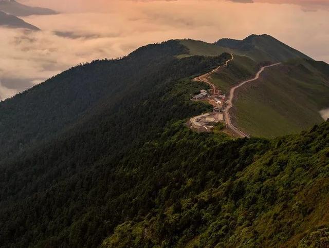 四姑娘山在哪里，四姑娘山在哪里住宿（四川又一处顶级观景平台）