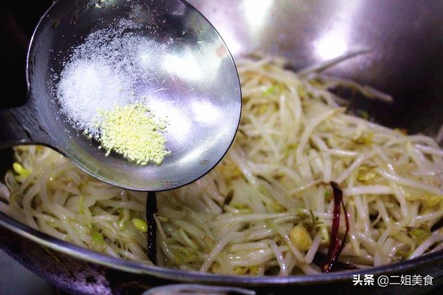 豆芽没炒熟有毒吗，怎么知道豆芽炒熟没（直接下锅炒豆芽就错了）
