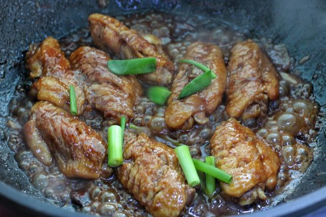 鸡翅怎么去骨鸡翅含有的营养有哪些，鸡翅中如何去骨（鸡翅这做法简直无敌了）