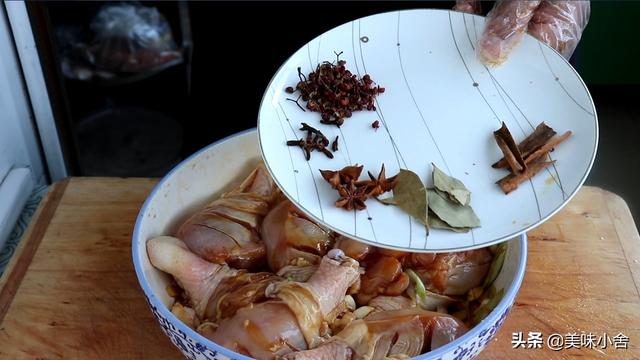 冻鸡腿怎么做好吃，冷冻鸡大腿怎么做好吃（鸡腿肉香酥烂）