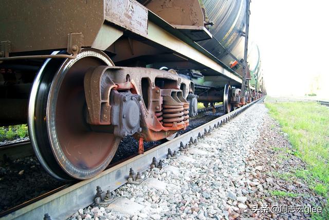 汽车滚动阻力如何产生的，汽车滚动阻力产生的实质（汽车轮胎抓地力与滚动阻力的关系）