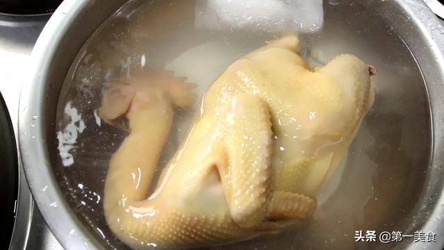 白斩鸡的制作方法和配料，白斩鸡的做法和配料（一定不能直接下锅煮）