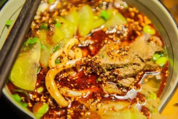 兰州牛肉面的做法，如何做一份好吃的兰州牛肉面（一分钟教会你做兰州牛肉面）