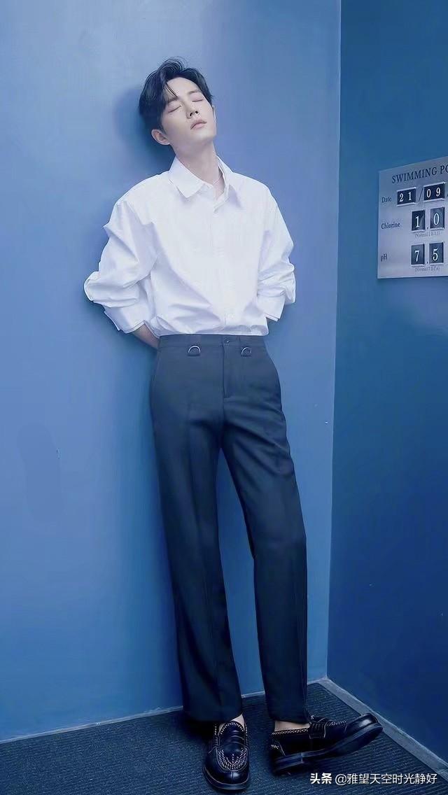 肖战手机壁纸无水印   高颜值小哥哥安利一下，肖战手机壁纸高清壁纸 满屏无水印（暖心男神肖战三十款高清时尚穿搭手机壁纸、背景图～怎么穿都好看）