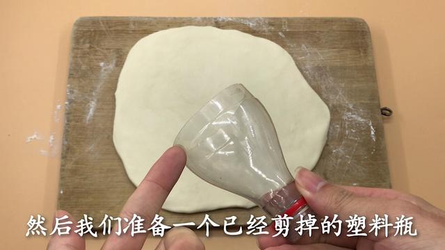 手工水饺皮制作方法，在家做饺子皮从不用擀面杖